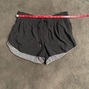 Lululemon Black White Reversible Baggy Shorts 8